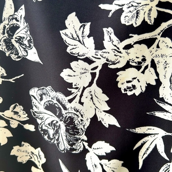 Floral Dress Sleeveless Shift Petite Black & White 20.5” P2P 35” Length - Picture 3 of 7
